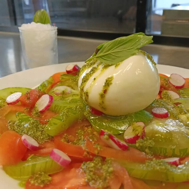 L'été arrive, retrouvez le dans nos assiettes ☀️
#carpacciotomates #burrata #ete #restaurantsgennevilliers #apeiboucledeseine